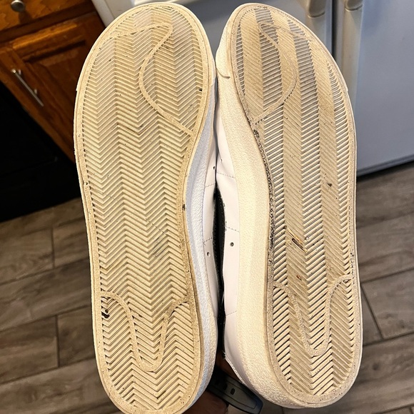 Men’s low top nikes - Picture 2 of 5